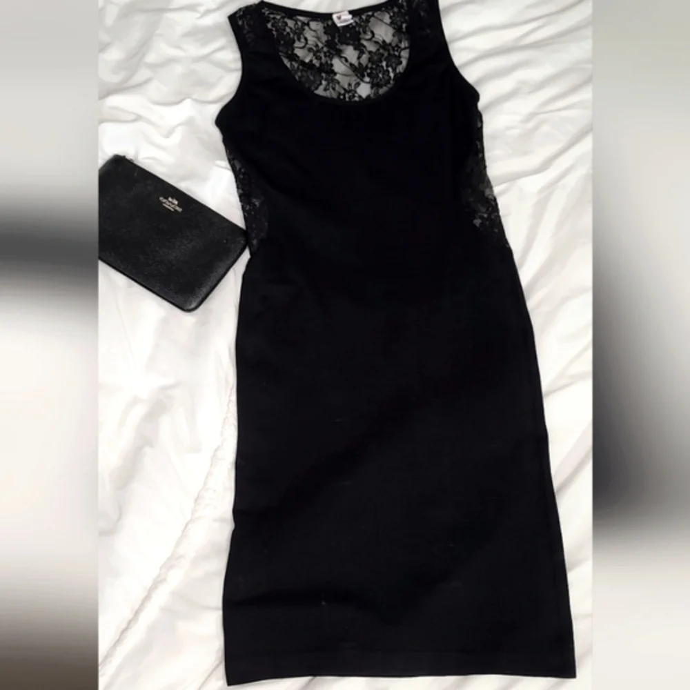 Black fitted Midi Dress with Lace Back S/M